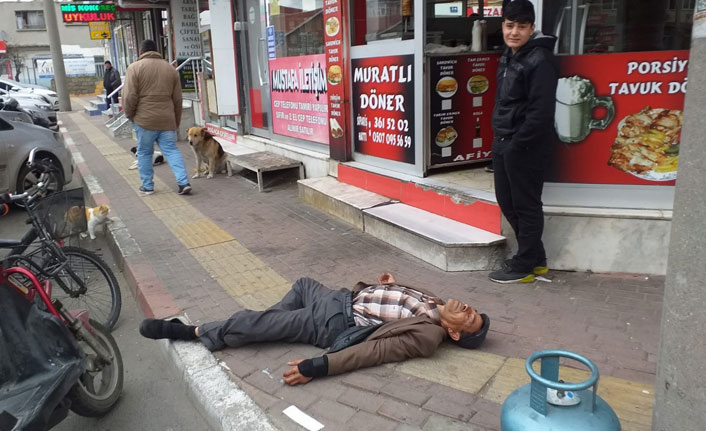 Sokak ortasında bayıldı, korona korkusuyla kimse yaklaşamadı!