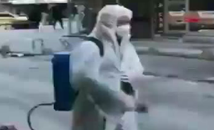 İlginç görüntü! Belediye ekibine kendilerini dezenfekte ettirdiler