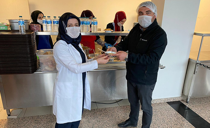 Sağlıkçılara pestil dağıttılar