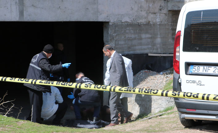 Çocuklar oynarken ceset buldu!