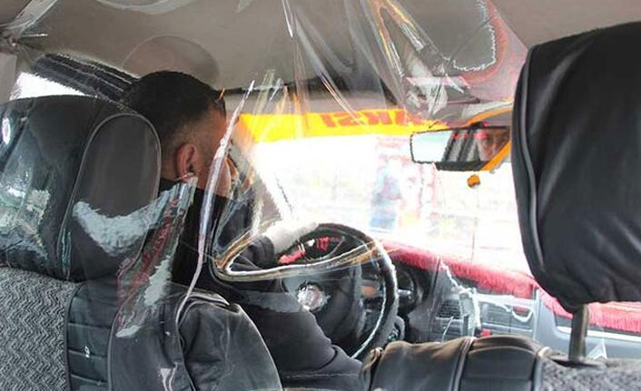 Taksiciden corona virüsüne karşı şeffaf kabin
