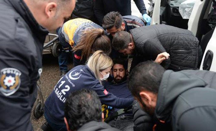 Caddede yarışırken sivil polis aracına çarptılar!