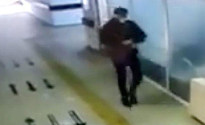 Hastanede el dezenfektanı makinesini çaldı