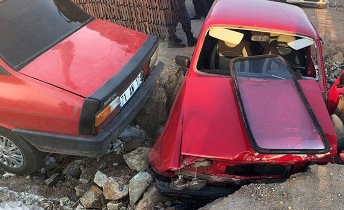 Otomobil yolda açılan çukura düştü, sürücü yaralandı!