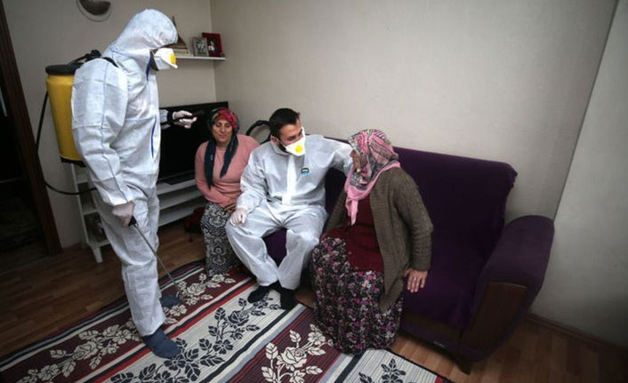 Milli sporcular evden çıkamayan yaşlıların ihtiyacına koşuyor