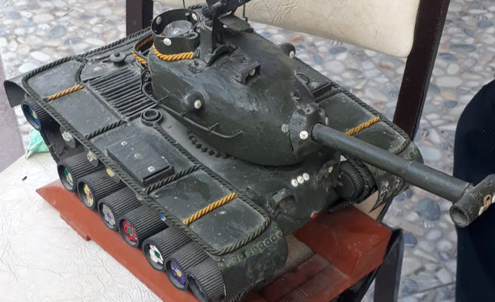 Askerlik hatırasıtankı işyerinde sergiliyor