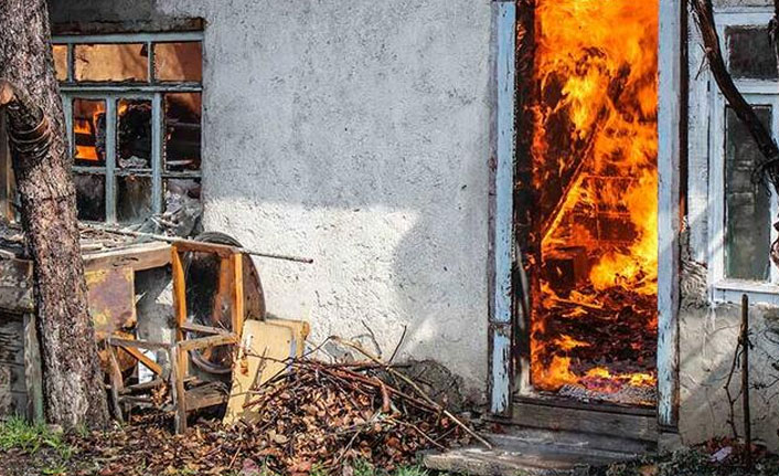 Yangına müdahale eden İtfaiyeci akıma kapıldı