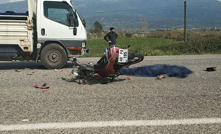 Kamyonet ile motosiklet sürücüsü çarpıştı!