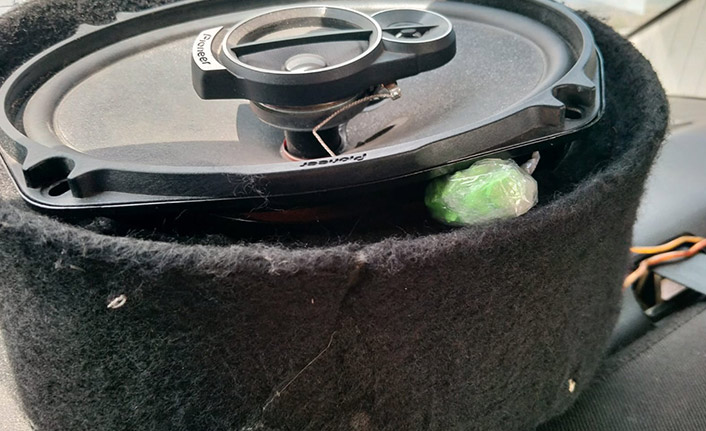 Otomobil hoparlöründen uyuşturucu çıktı