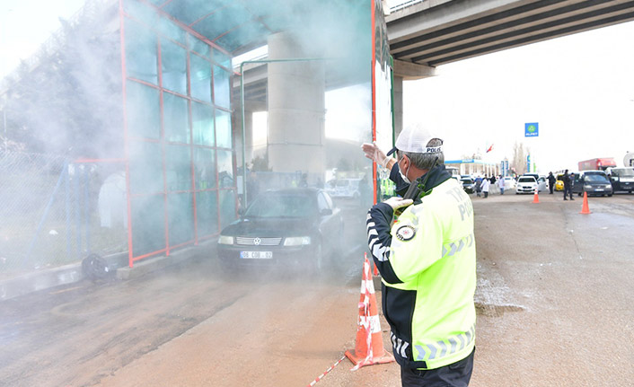 Araçlar için dezenfekte tüneli kurdular
