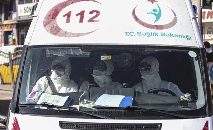 112'yi arayıp yardım istedi, gelen sağlık ekibine saldırdı