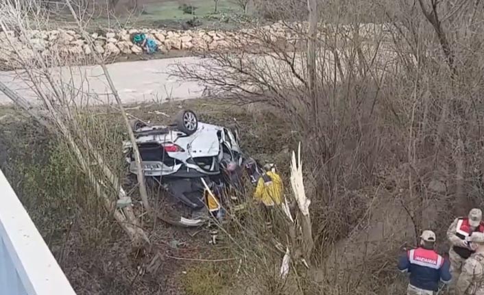 Otomobil devrildi: 4 ölü, 1 yaralı