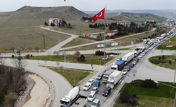 43 ilin geçiş noktasındaki tüm araçlar durduruldu