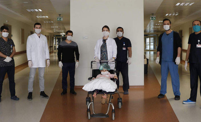 Sağlıkçıları alkışlar balkondan düştü