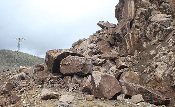 25 köy yolu ulaşıma kaoandı!