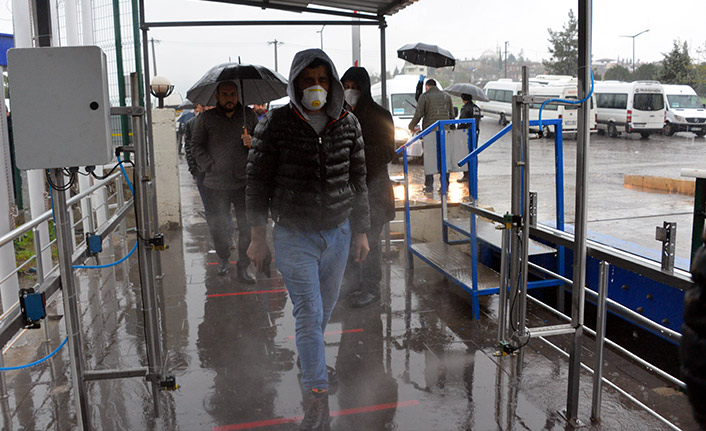 İşçiler fabrikaya dezenfekte edilerek alındı