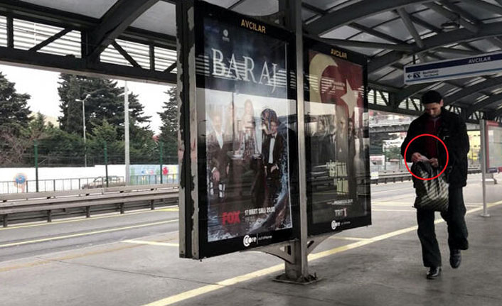 Durakta yaptığı şoke etti! Maskeyi çıkarıp...