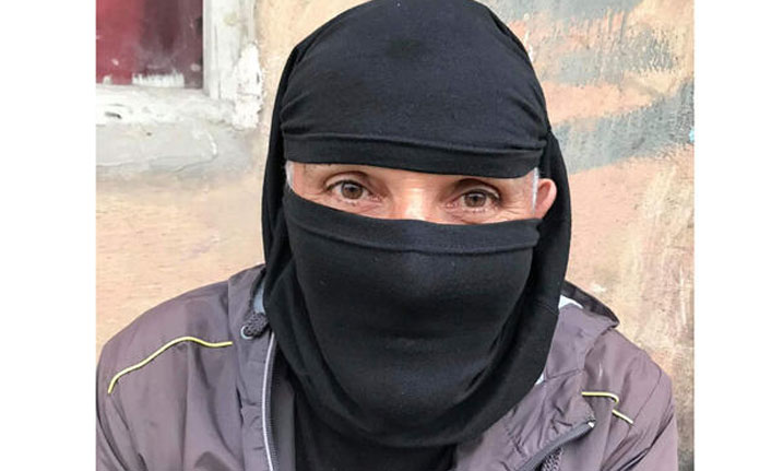 Satın aldığı iç çamaşırdan maske yaptı