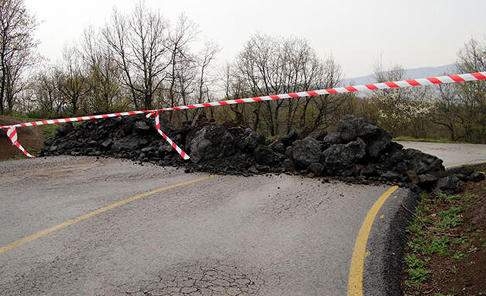 Köy yollarını kullanarak geçiş yapmak isteyenlere jandarmadan engel