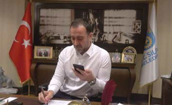 Başkan Özlü, 65 yaş ve üstü vatandaşları telefonla aradı