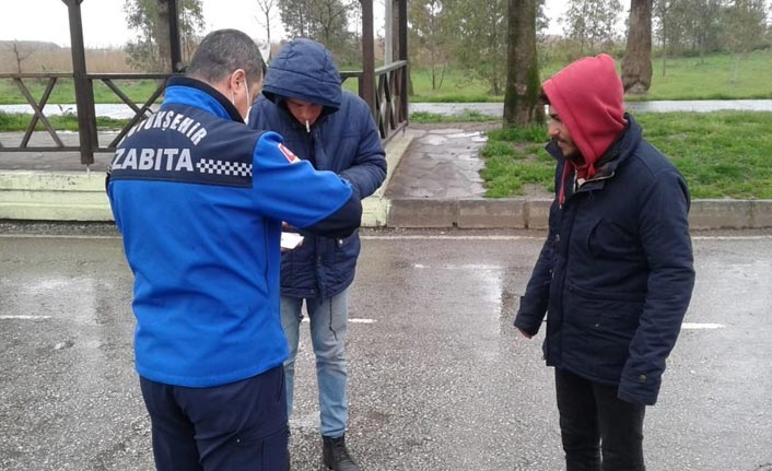 Yasağı delen gençlere ceza kesildi