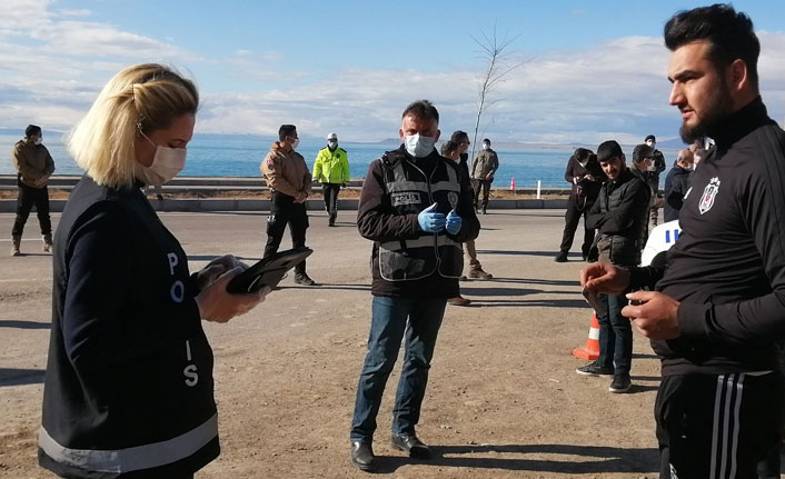 Sosyal mesafeye uymayan 6 kişiye para cezası kesildi