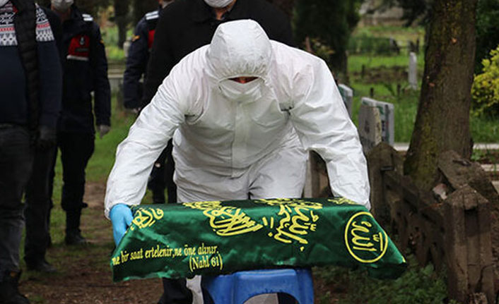 Koronavirüsten ölen annesinin yanına defnedildi