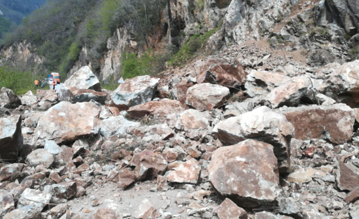 Tirebolu Kürtün yolunda heyelan