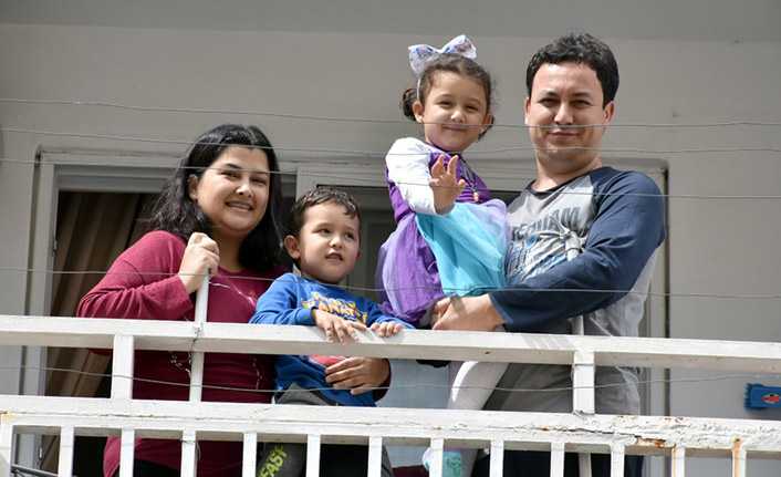 Küçük kıza balkondan doğum günü kutlaması