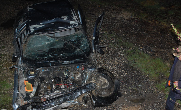 Feci kaza: Otomobil hurdaya döndü