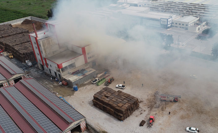 Fabrika yangını 5 saat sonra kontrol altına alındı