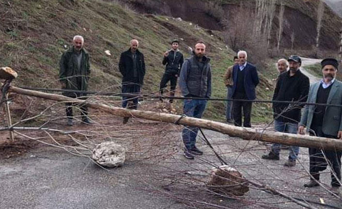 Köy halkı giriş ve çıkışları kapattı!