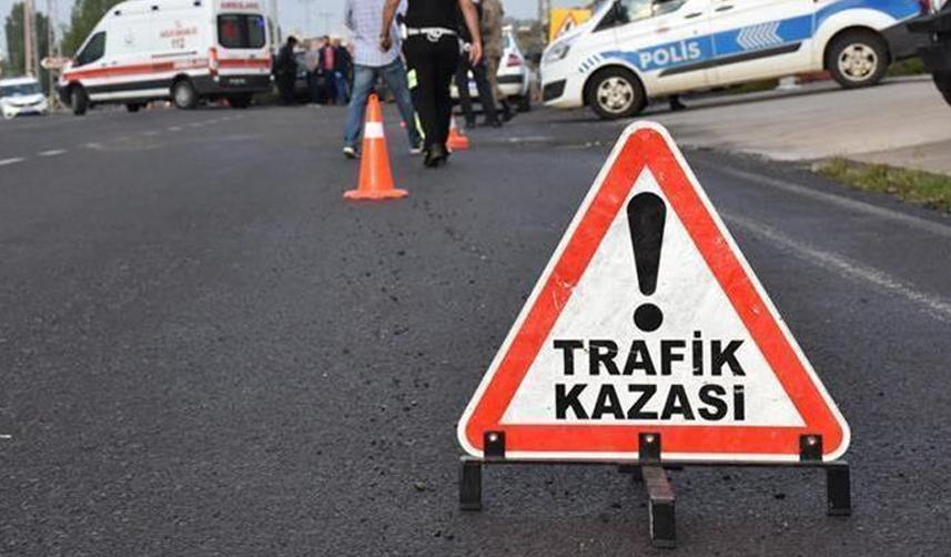 Beton bariyere çarpan araç ikiye bölündü