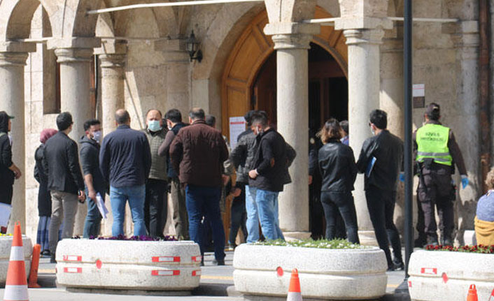 Yardım kuyruğu sandılar ama izin kuyruğu çıktı!