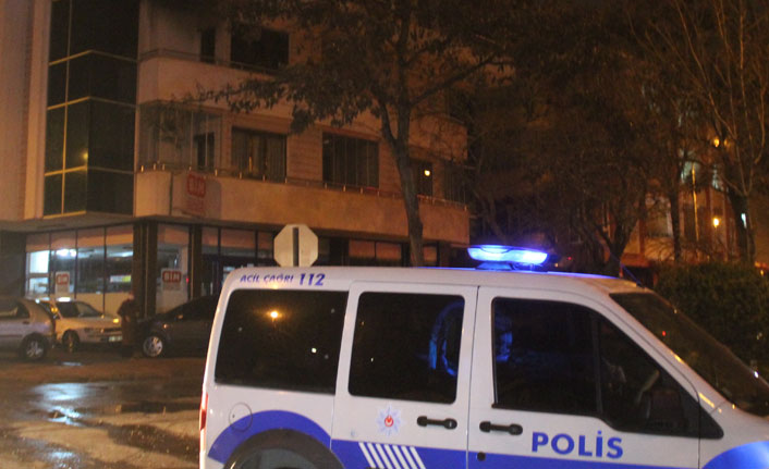 Anne ve babasını rehin alıp evi yaktı