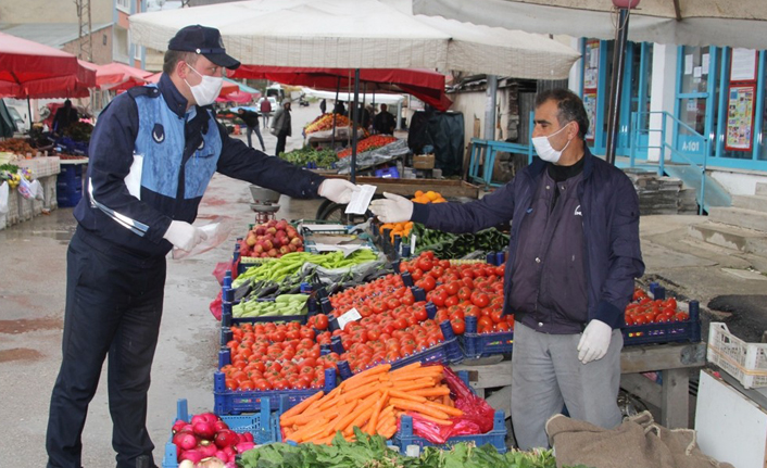 Bayburt halk pazarında maske dağıtıldı