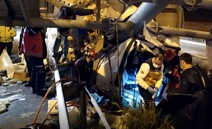 Sakarya'da kolonya ve dezenfektan yüklü tır kaza yaptı