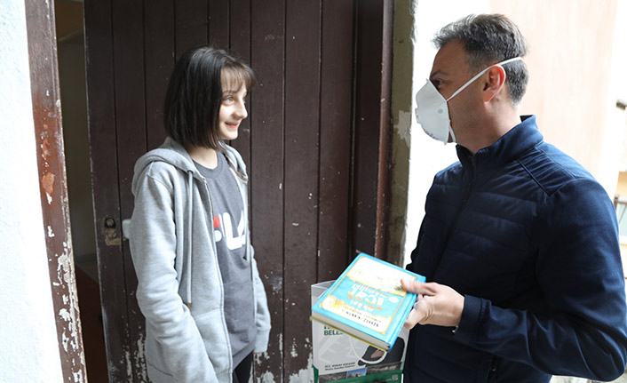 Belediye başkanı kapı kapı dolaşıp kitap dağıttı