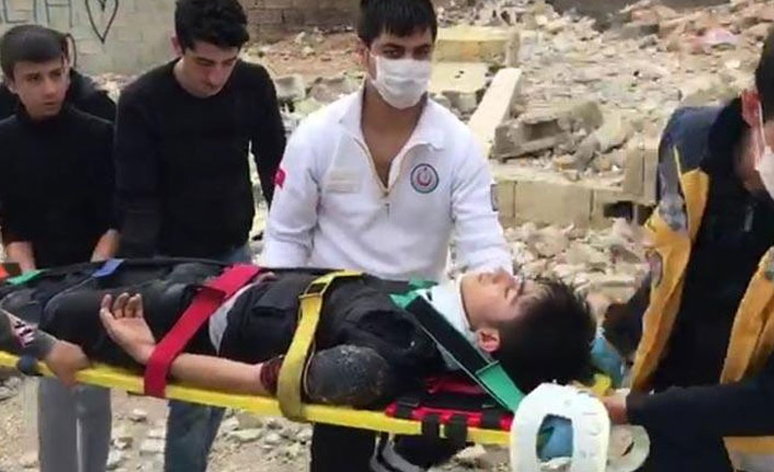 İki kardeş çöken metruk evin altında kaldı!