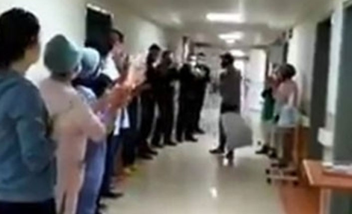 Korona virüsü yendiler alkışlarla taburcu oldular