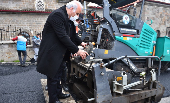 Başkan Zorluoğlu iş makinesinin başına geçti asfalt döktü