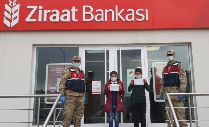 Harçlıklarını ‘Biz Bize Yeteriz Türkiyem Kampanyası’na bağışladılar