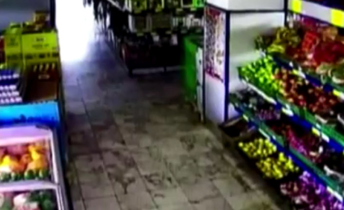 Bingöl’deki deprem anı güvenlik kameralarına yansıdı