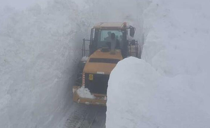 Nisan ayında kar 5 metreyi aştı