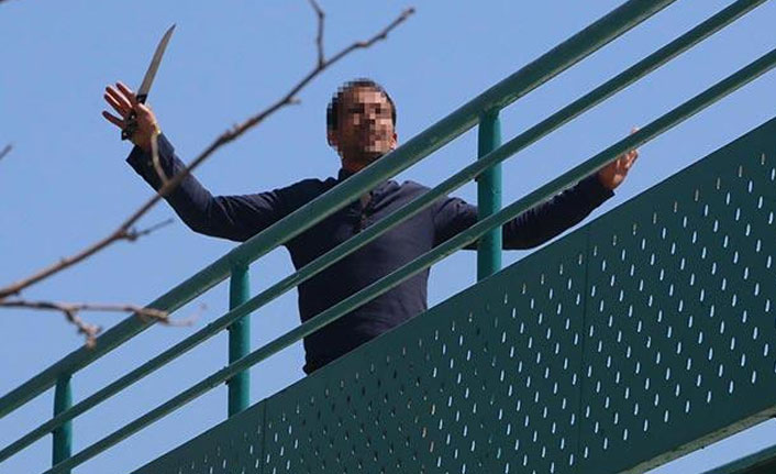 Elinde bıçakla çıktığı üst geçide polislere zor anlar yaşattı