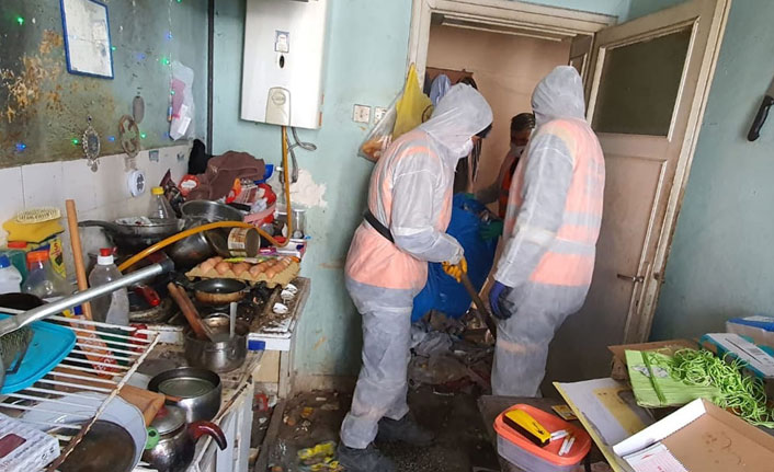 Evden iki kamyon çöp çıktı