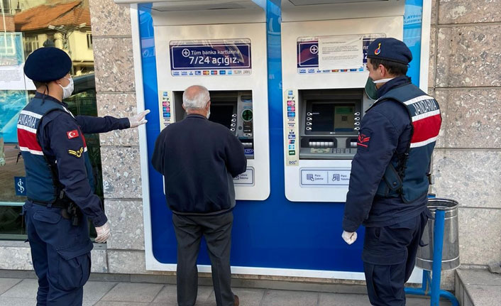 Jandarma yaşlı adamı son anda kurtardı