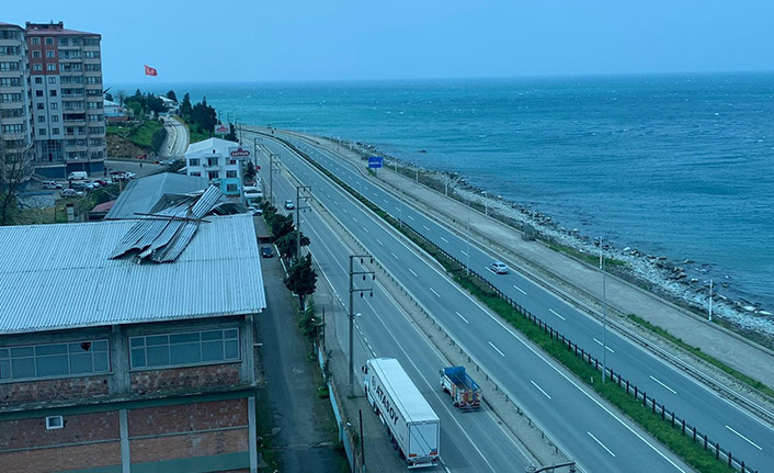 Rize'de fırtına çatıları uçurdu