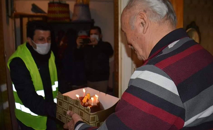 Belediyeden vatandaşa doğum günü sürprizi