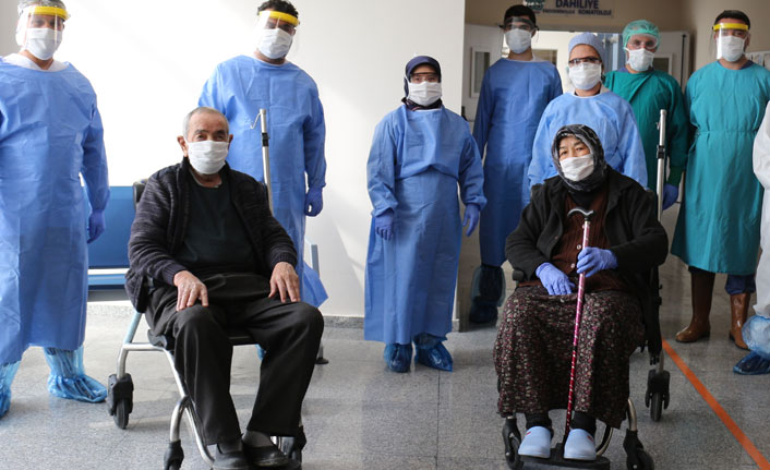 79 yaşındaki çift koronavirüsü yendi